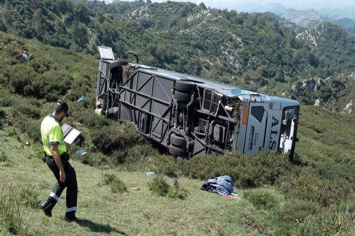 İspaniyada avtobus uçurumdan aşıb, 40-dan çox yaralı var