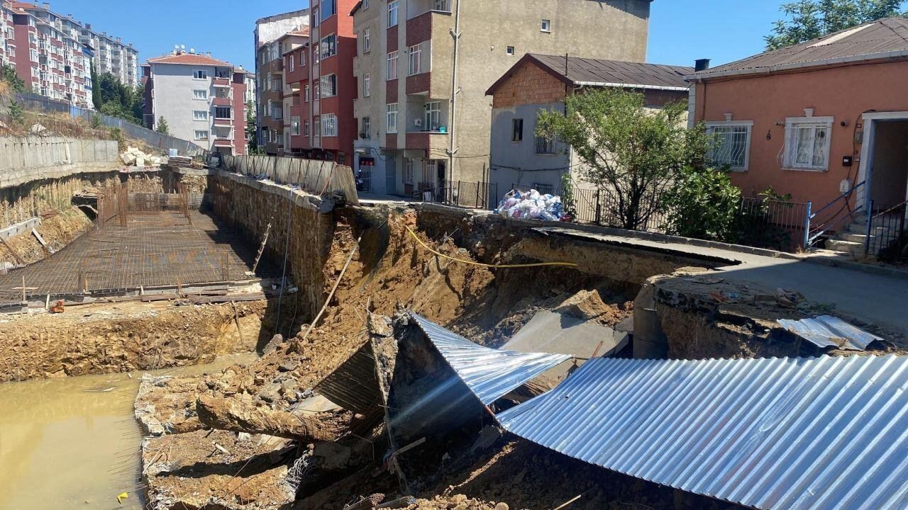 İstanbulda yol çöküb