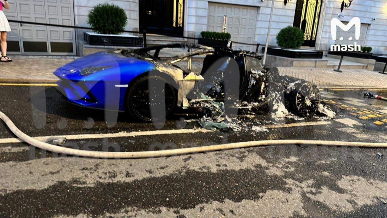 İcarəyə götürülən ''Lamborghini'' tamamilə yanaraq külə çevrildi - FOTO