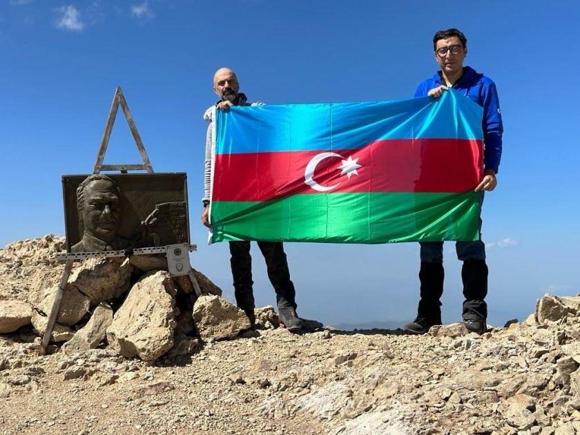 Fərid Qayıbov “Heydər zirvəsi”nə qalxdı - FOTO