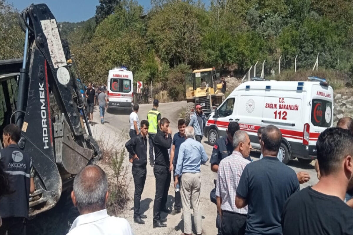 Yük maşını cənazə namazı üçün toplaşanların üzərinə çıxdı - FOTO