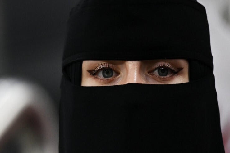 Bu ölkədə müsəlman qadınlara niqab geyinmək qadağan edildi