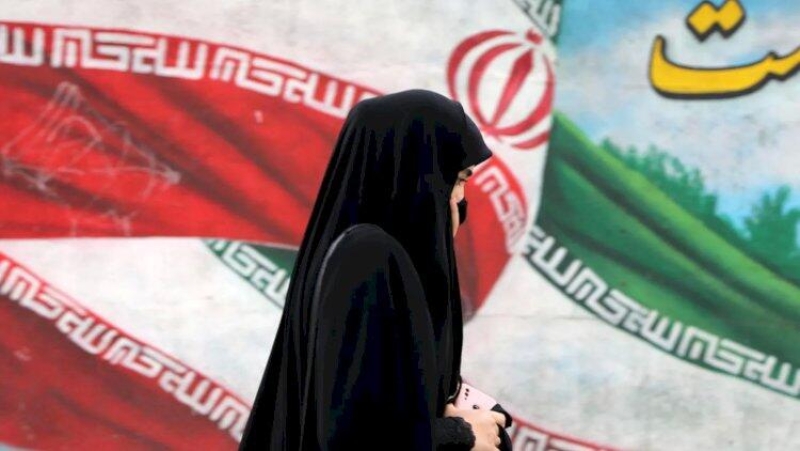 İran polisi hicab taxmayan qızı döyüb? - FOTO