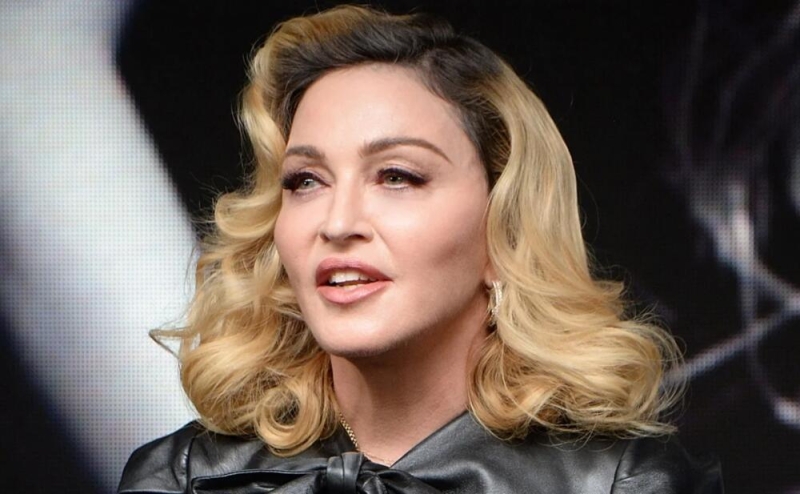 Madonna konsertdə Ukrayna bayrağına büründü - FOTO