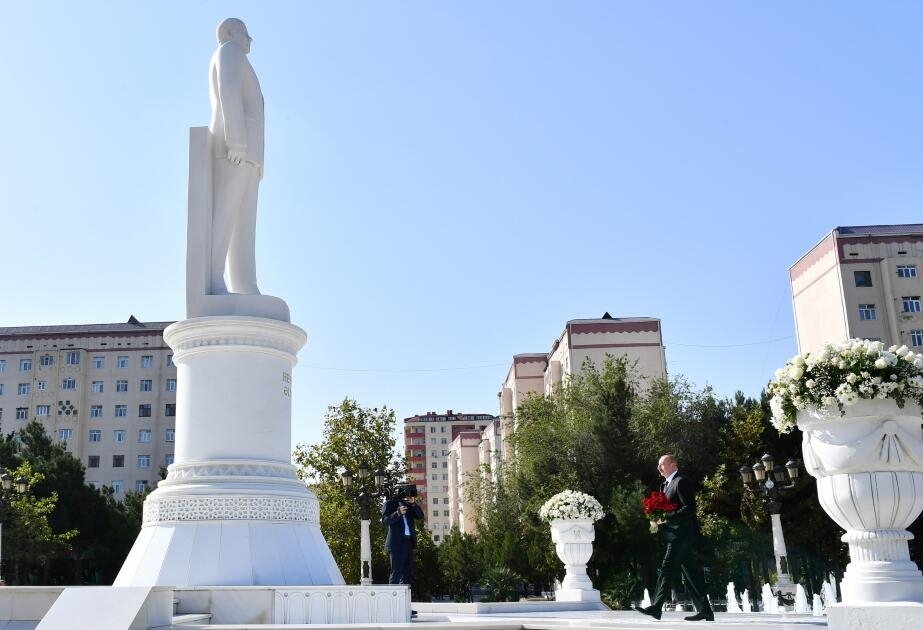 Prezident Sumqayıtda Ulu Öndər Heydər Əliyevin abidəsini ziyarət edib - FOTO