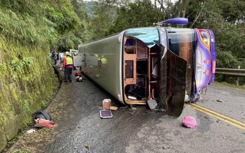 Dəhşətli QƏZA: Turistlərlə dolu avtobus aşdı - Ölən və yaralananlar var