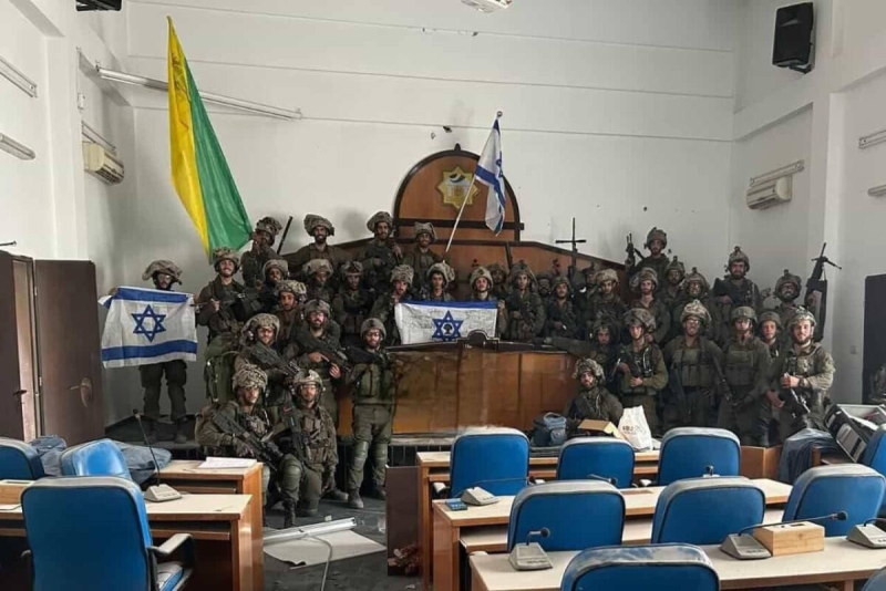 İsrail hərbçilərinin Qəzzada HAMAS-ın parlament binasından fotosu yayılıb
