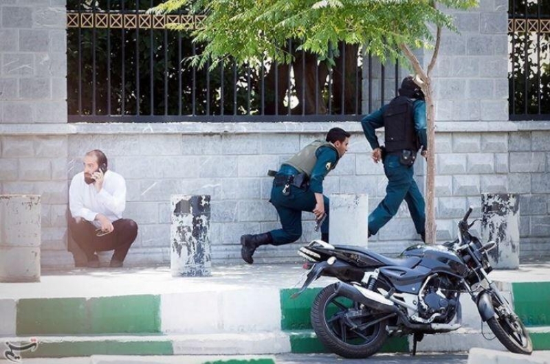 İranda polis bölməsinə basqın - ölənlər var