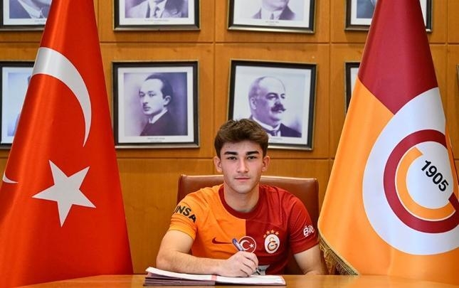 ''Qalatasaray'' gənc futbolçusu ilə peşəkar müqavilə imzaladı