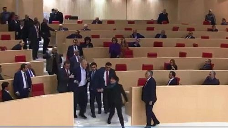 Gürcüstan parlamentində dava - VİDEO