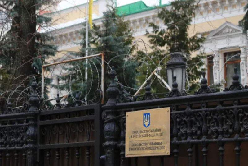 Ukraynanın Moskvadakı səfirliyində Rusiya bayrağı qaldırılıb?