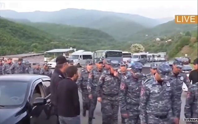 Ermənilər yolu BAĞLADI: ''Paşinyan kəndlərimizi türklərə bağışlayır'' - VİDEO