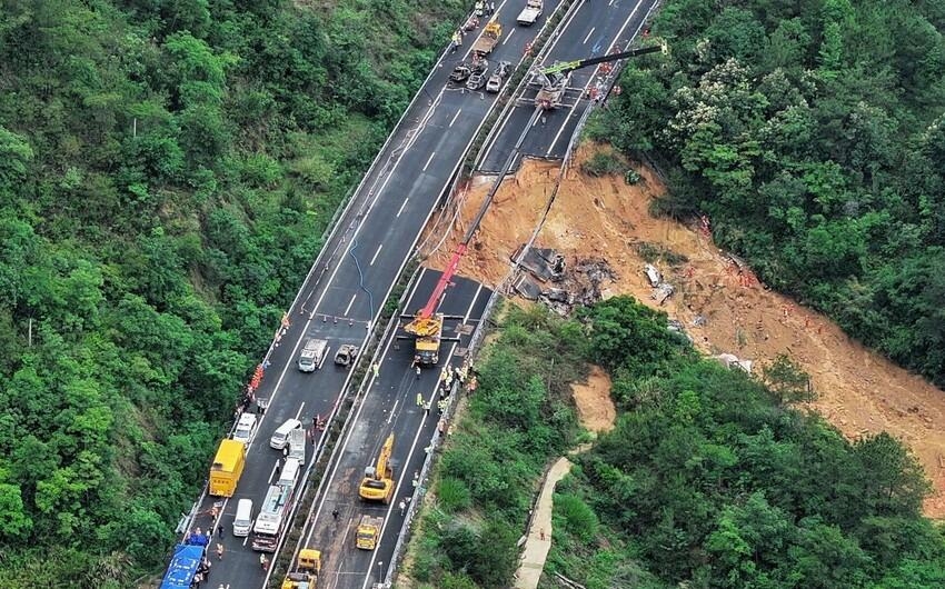 Çində magistral yol çöküb, ölənlərin sayı 48 nəfərə çatıb