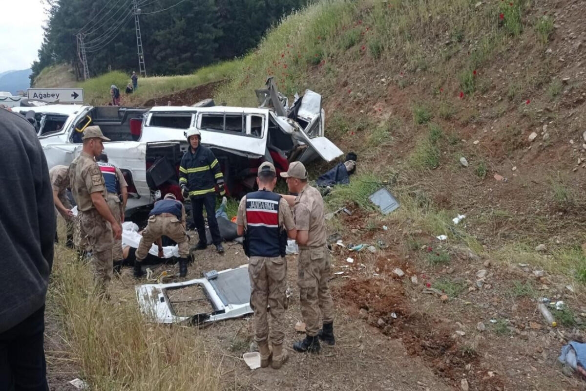 Türkiyədə betonqarışdıran maşın mikroavtobusa çırpıldı - 8 nəfər ölüb