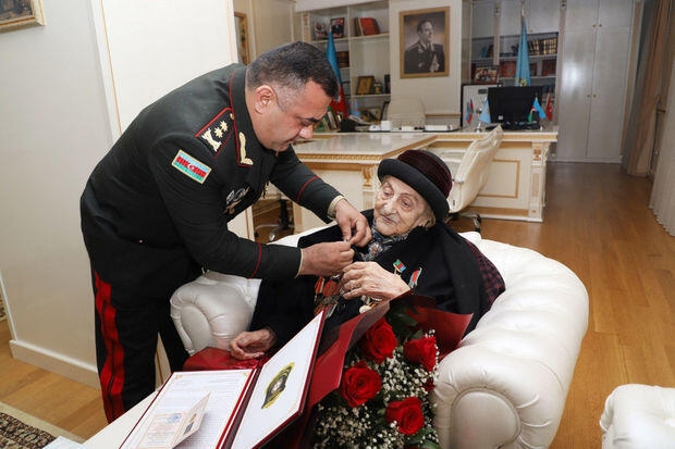 102 yaşlı veteran təltif edildi - FOTO