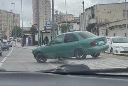 Bakıda tıxacda qalan sürücüdən qəribə addım - VİDEO