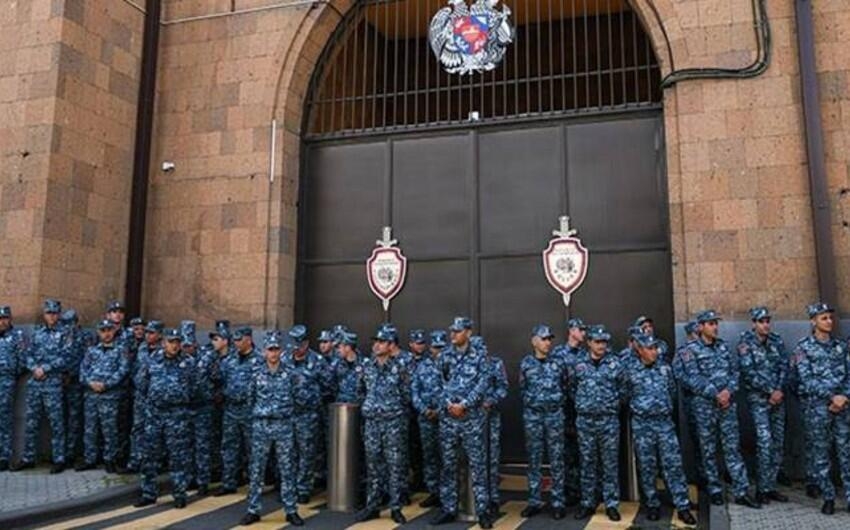 Yüzlərlə polis Ermənistan parlamentinin binasını mühasirəyə aldı