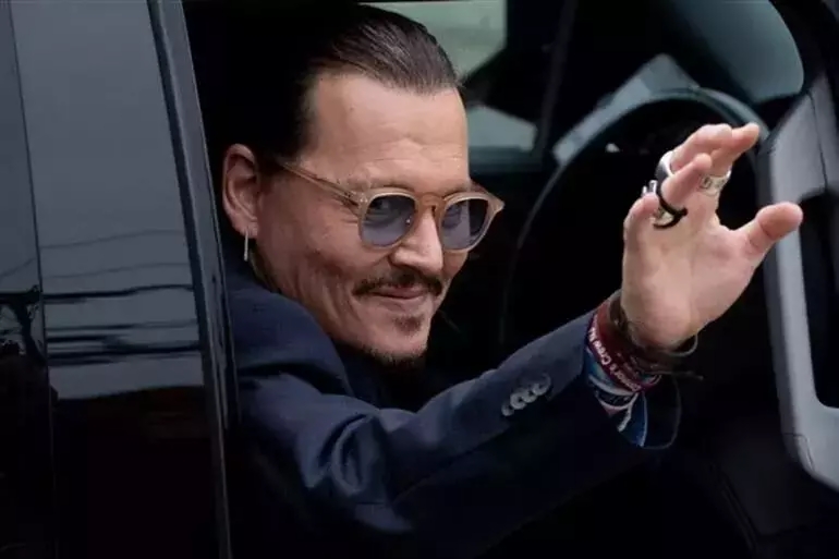 Conni Depp 33 yaş kiçik sevgilisi ilə... - FOTOlar