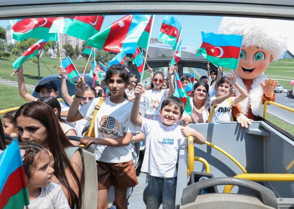 ''Mənim atam qəhrəmandır'': ucqar kəndlərdən Bakıya 200-dən artıq şəhid əmanəti gəldi - FOTO