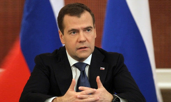 Dmitri Medvedev: ''Makron, Fransadan rədd ol!''