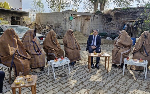 İdarə müdirinin görüşünə gələn qadınların geyimi müzakirə yaratdı - FOTOlar