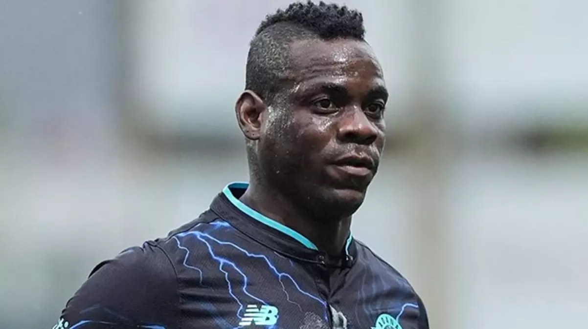 Balotelli uzun aradan sonra geri qayıtdı, 2 dəqiqə sonra ''sarı'' aldı - FOTO