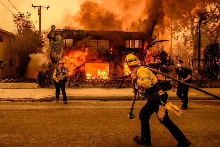 Cəhənnəmə dönən Los-Ancelesdə yanmayan tək ev: Amerika bu görüntülərdən danışır - FOTO