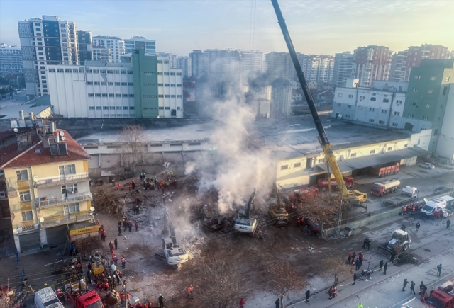 Türkiyədə uçan binaya görə 4 nəfər saxlanıldı - FOTO