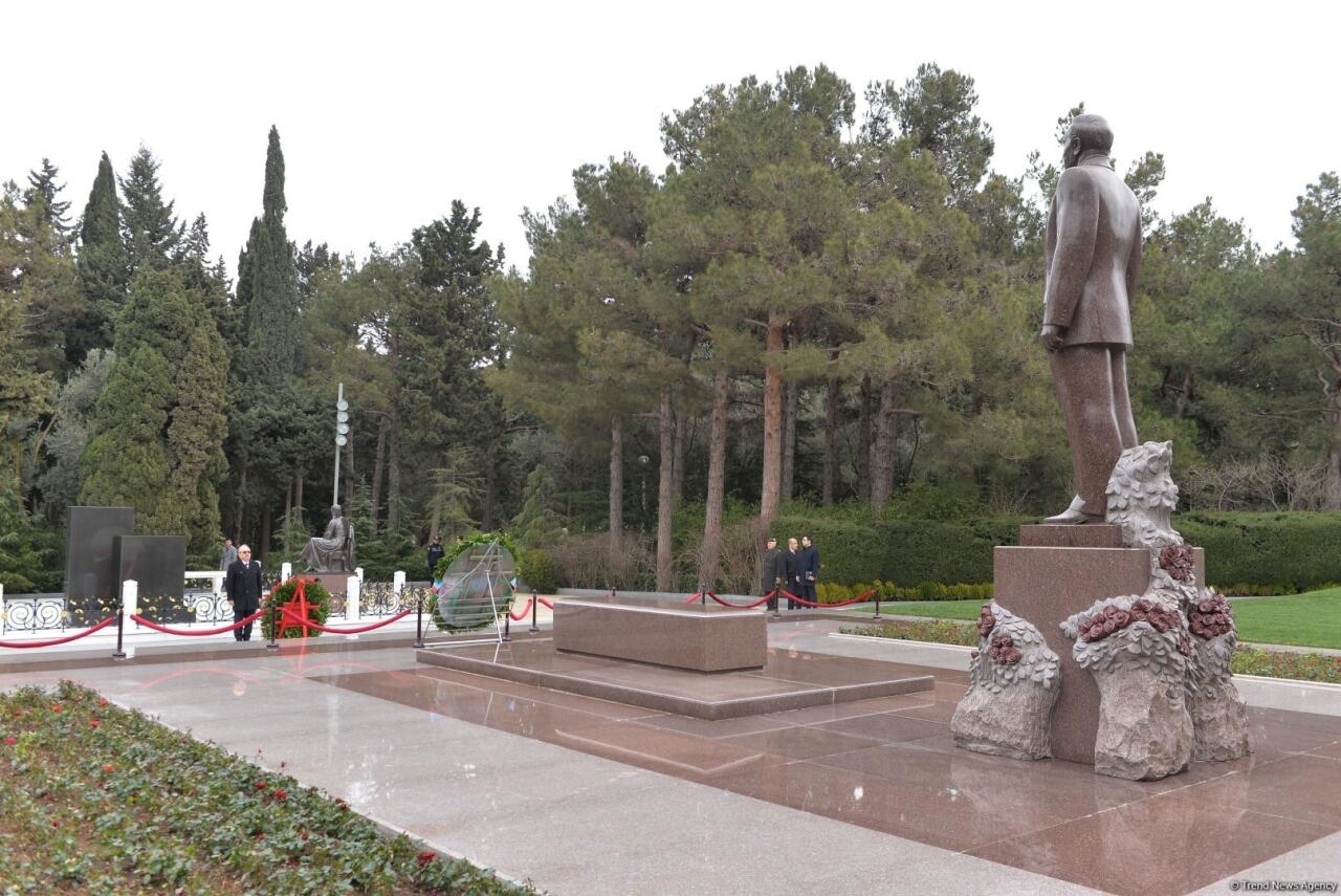 Türkiyənin Azərbaycandakı yeni səfiri Fəxri və Şəhidlər xiyabanlarını ziyarət edib - FOTO