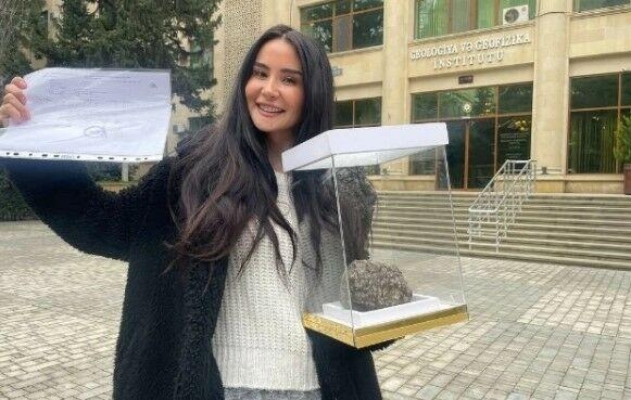 Leyla Mustafayevanın evinə düşən daş meteorit imiş - FOTO