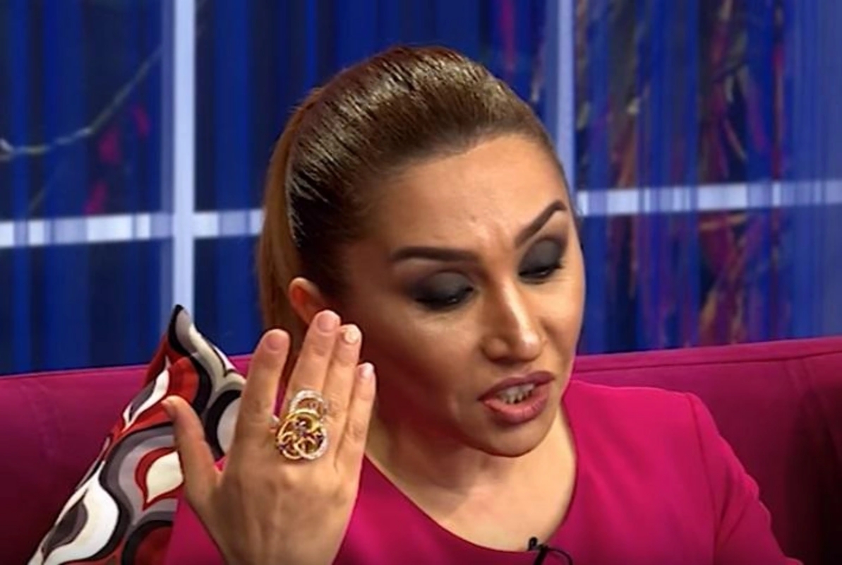 ''Cennifer Lopez bizim müğənnilərdən yaxşı geyinir''