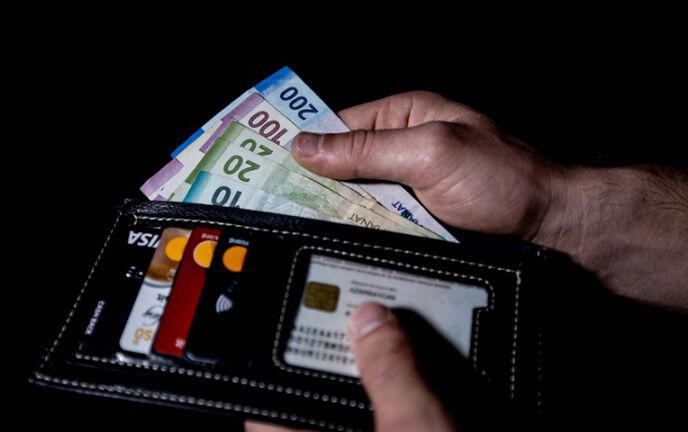 Bu şəxslərin maaşı bir ayda 240 manatdan çox artdı