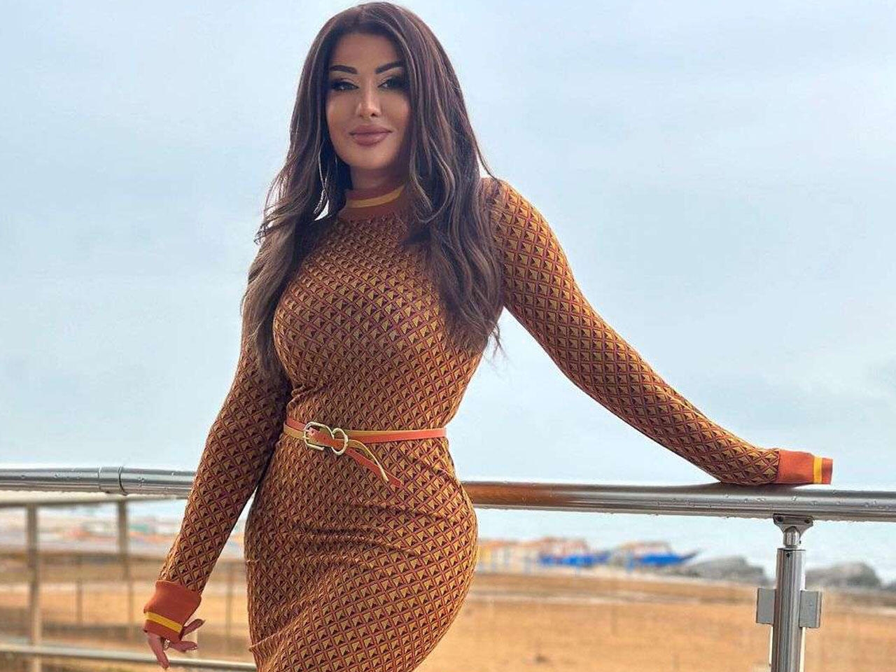 ''Yoldaşım çiyinlərinə vurur ki, paqonlarım var, buraxın''