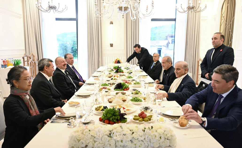İlham Əliyevin adından İqtisadi Əməkdaşlıq Təşkilatının 17-ci Zirvə görüşünün iştirakçılarının şərəfinə rəsmi nahar verilib - FOTO