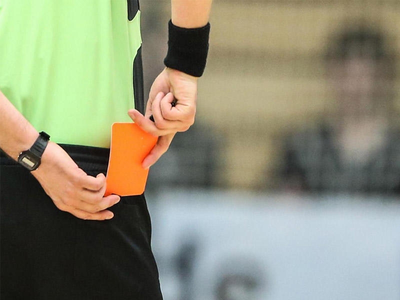 Rusiyada penalti verməyən hakim TUTULDU