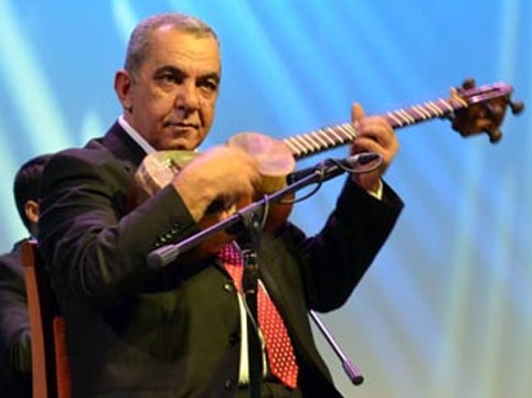 ''Bu sənətdə iynə ilə gor qazırıq''