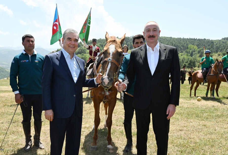 Qurbanqulu Berdiməhəmmədova Cıdır düzündə “Dostluq” adlı Qarabağ atı hədiyyə edilib - FOTO