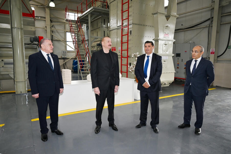 Prezident Sabirabadda pambıq emalı zavodunun fəaliyyəti ilə tanış olub - FOTO