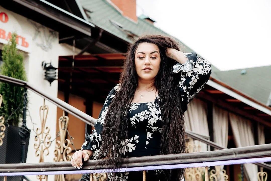 ''Elə bil sənin arvadın orada oturub, o da lüt vəziyyətdə...''