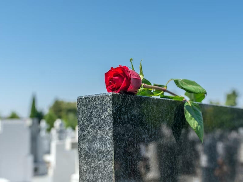 Atanın qızının məzarında qarşılaşdığı qəribə mənzərə KÖVRƏLTDİ - VİDEO