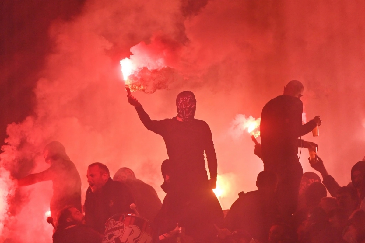 Məşhur klubun azarkeşləri komandalarının futbolçularını DÖYDÜLƏR - FOTO