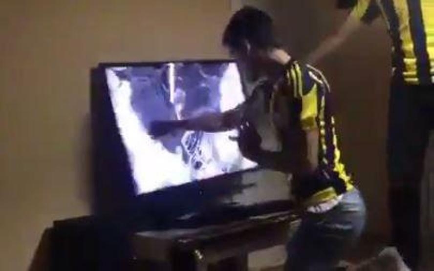 ''Fənərbağça''lı azarkeş əsəbiləşib televizoru qırıq-qırıq etdi - VİDEO