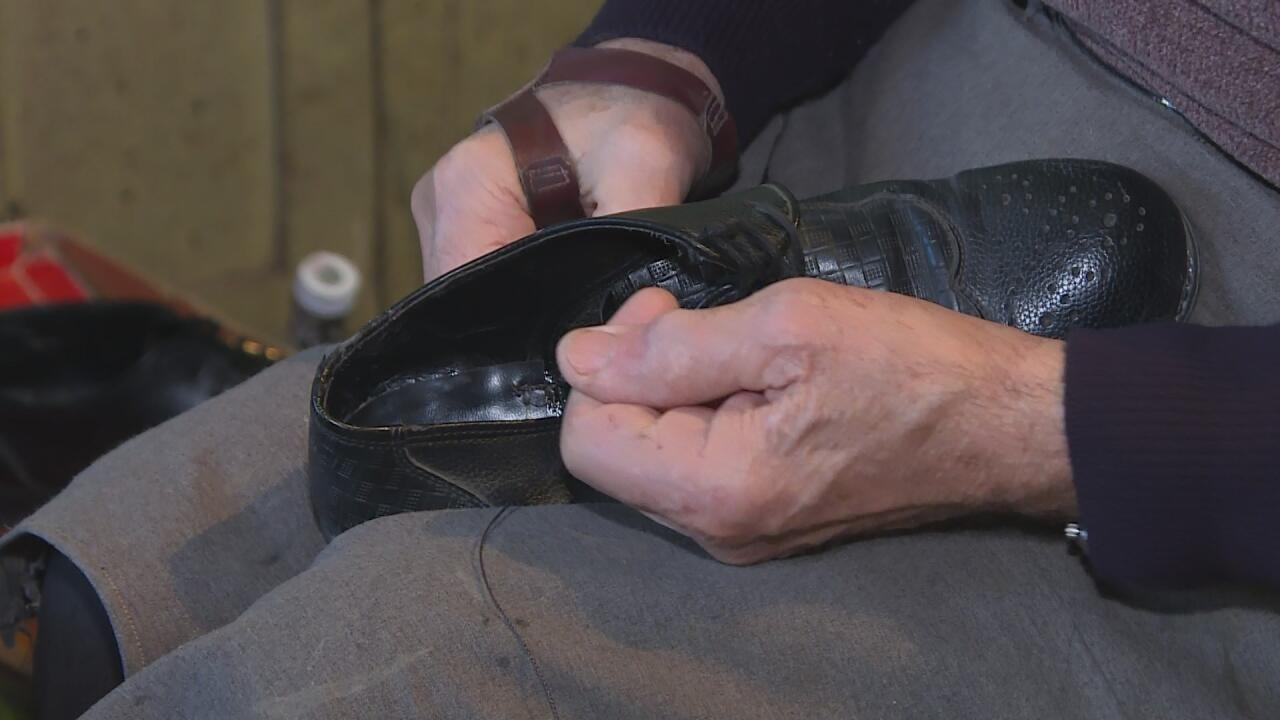 13 min avroluq ayaqqabını qızdan çəkinib təmirə götürmədim - VİDEO