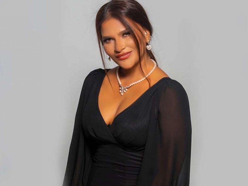 Əməkdar artist dərin yarıqlı libası ilə DİQQƏT ÇƏKDİ - VİDEO