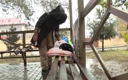 Bacısı evinin açarını əlindən alıb, 3 aydır evə qoymur - Zirzəmidə yaşayır... - VİDEO