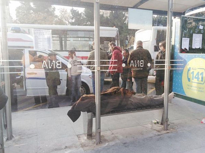 Bakıda sərnişin dayanacaqda öldü - FOTO