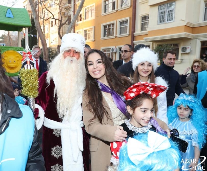 Heydər Əliyev Fondunun vitse-prezidenti Leyla Əliyeva Binəqədidə abadlaşdırılan həyətin açılışında iştirak edib - FOTO