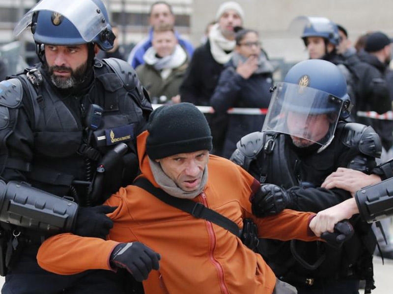 Fransa polisi ilə etirazçılar arasında qarşıdurma olub