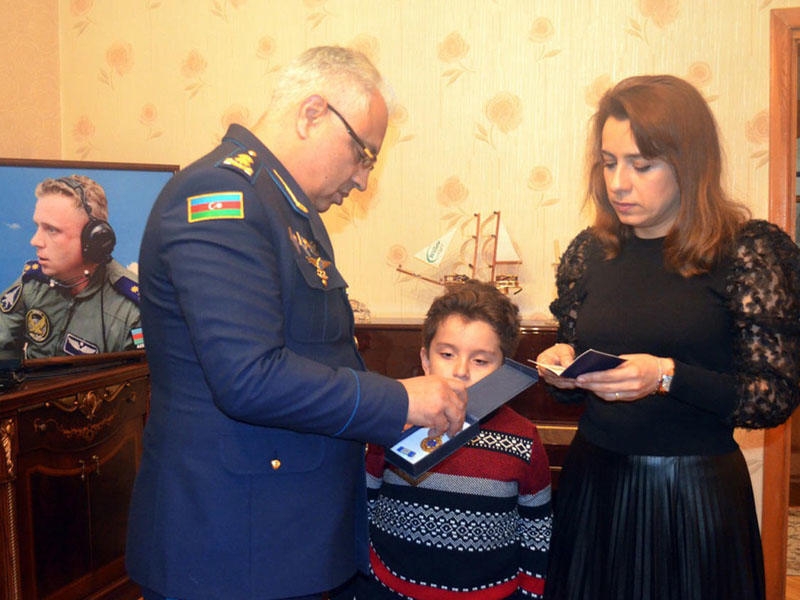 “Şücaətə görə” medalı hərbi pilot Rəşad Atakişiyevin ailəsinə təqdim edilib - FOTO