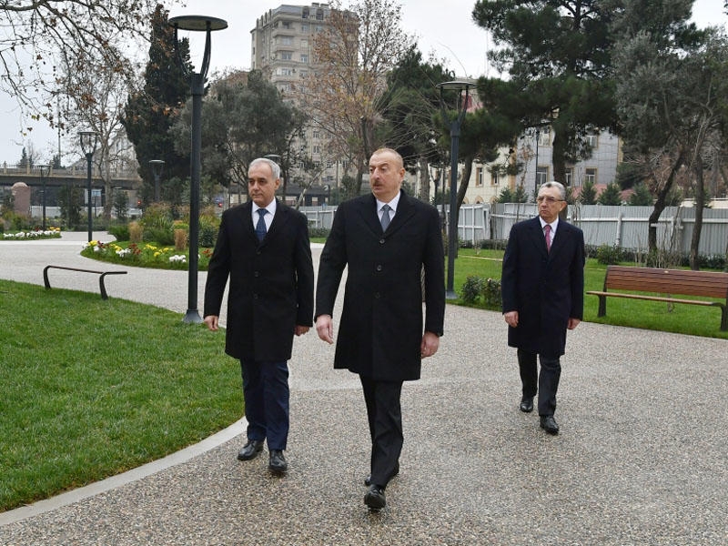 Prezident İlham Əliyev Bakının daha bir parkında aparılan yenidənqurma işləri ilə tanış olub - FOTO